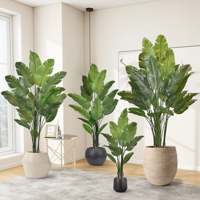 Grandi e reali palme artificiali di banane per viaggiatori.